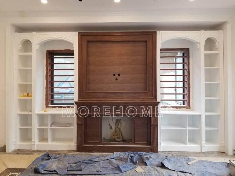 Thi công lắp đặt lò sưởi gỗ óc chó kết hợp sơn trắng là điểm nhấn sang trọng do nội thất MoreHome triển khai.