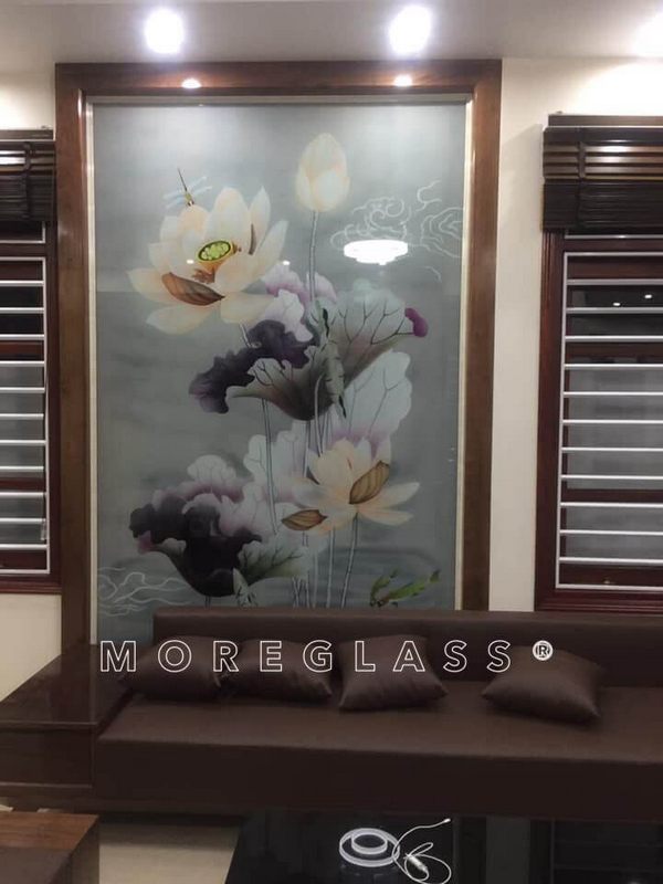 Mẫu tranh kính treo tường khắc nghệ thuật hình ảnh hoa sen trắng, biểu tượng của sự trong sáng, thuần khiết, thanh liêm